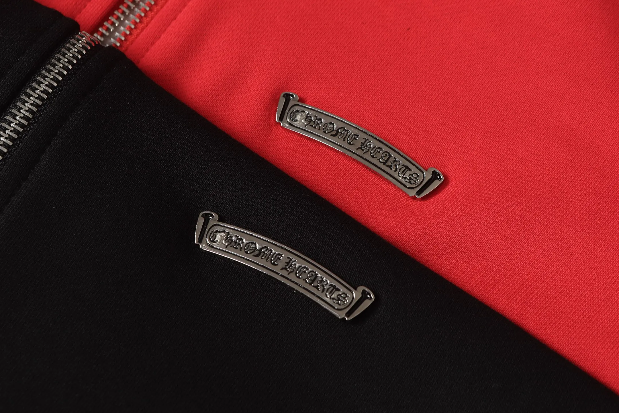 P270 K05 cross-border model, please do not place an order if you are pursuing quality - Chrome Hearts/Chrome Heart Sanskrit Cross ✝️ Raglan sleeve zipper sweatshirt cardigan jacket - High weight, high density and high quality, soft, delicate and skin-friendly wool, soft and silky to the touch, excellent warmth and skin-friendly properties - Custom-woven and custom-dyed, no color difference, no matter the fabric or workmanship details, beat the ordinary version on the market - Hardware zipper accessories are all customized, full of details -Colour: black red -Size: S M L XL